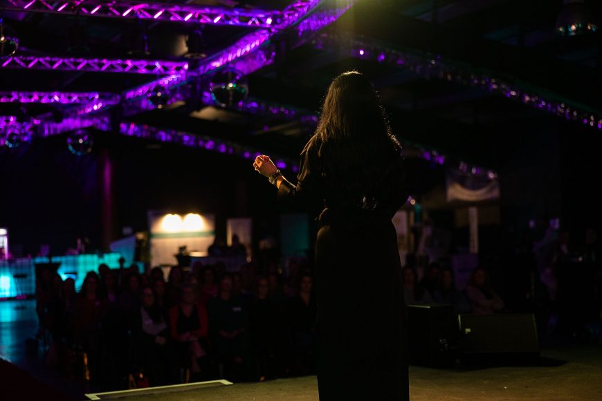 Keynote Speakerin Gönül Pehlivan auf der Bühne