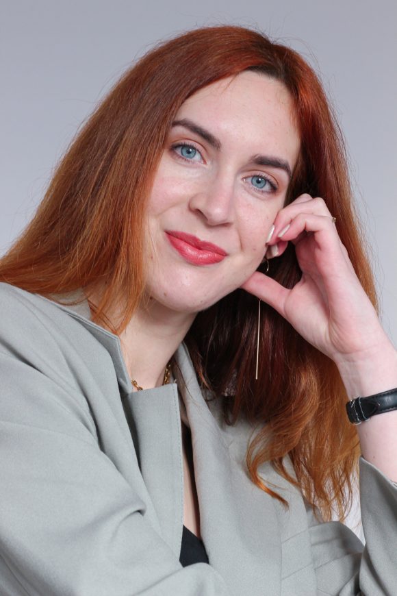 Portrait von Debby Schöer, Branding-Expertin und Webdesignerin, CEO von YOU ARE BRANDING