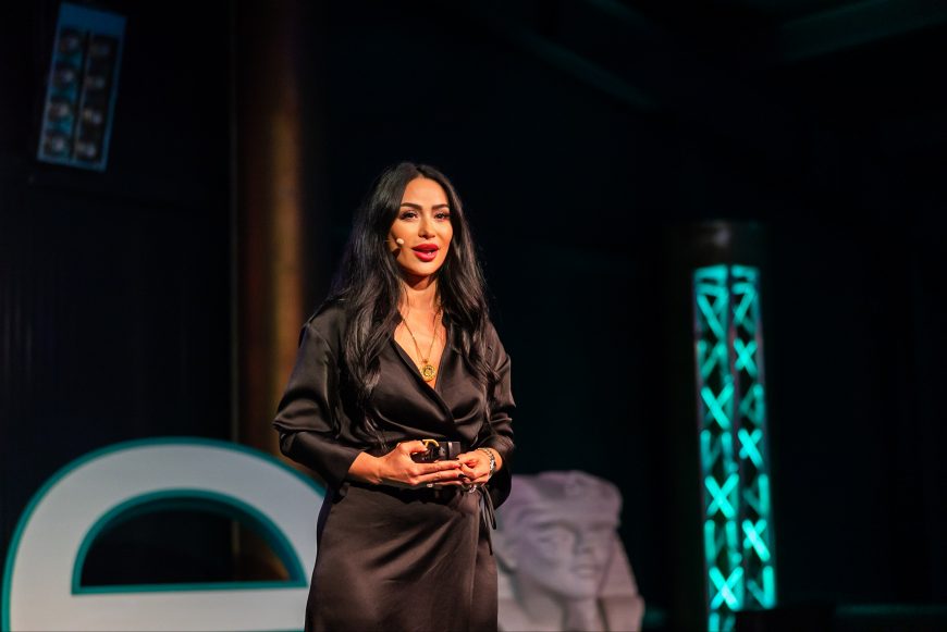 High Level Business Mentorin und Keynote Speakerin Gönül Pehlivan auf der Bühne