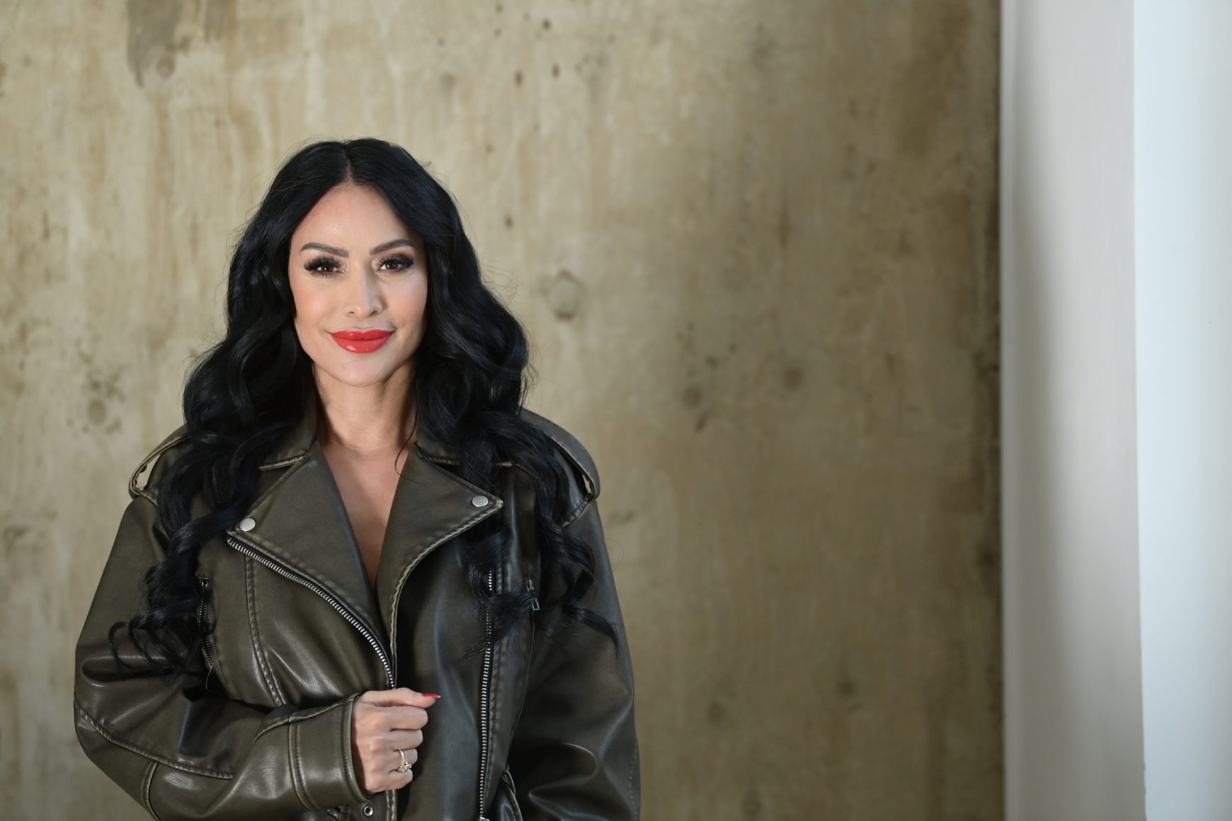 High Level Business Mentorin Gönül Pehlivan in grüner Lederjacke über das Verkaufen von hochpreisigen Angeboten