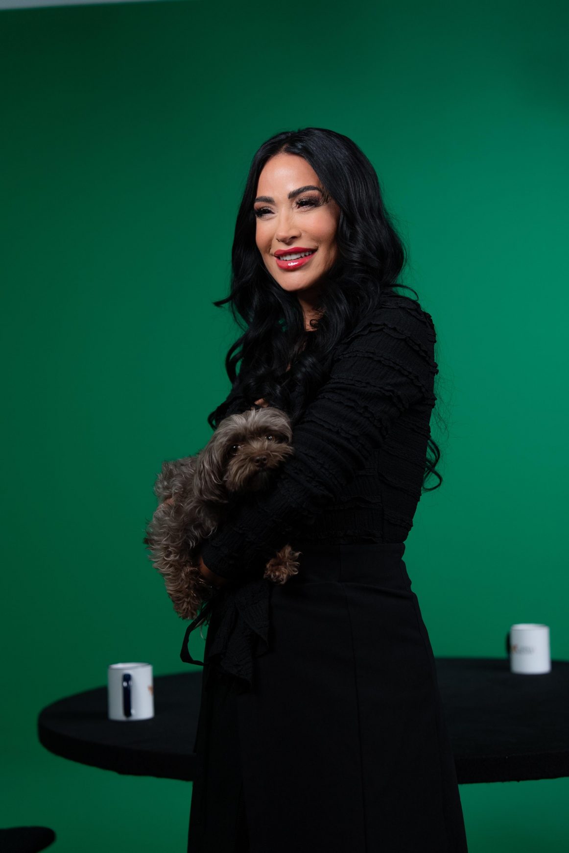 High Level Business Mentorin und TV-Moderatorin mit ihrer Hündin Findik im TV Studio