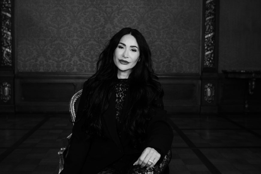 Business Mentorin und Speakerin Gönül Pehlivan in schwarz weiß